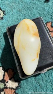 新疆和田玉籽料原石 102克 白度黄白种暖白色 玉质细润干净 过眼过灯