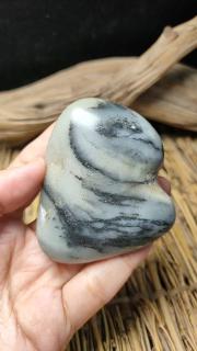 水墨和田玉是青花籽料在光线下呈现的天然晕染效果 🌊🎨