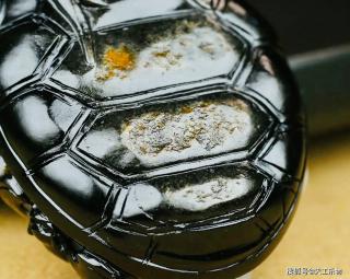 带黑皮的山料"龙龟"!揭秘奇特的和田玉俄黑皮料!