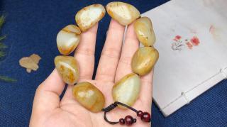 和田玉籽料原石手串 树叶红